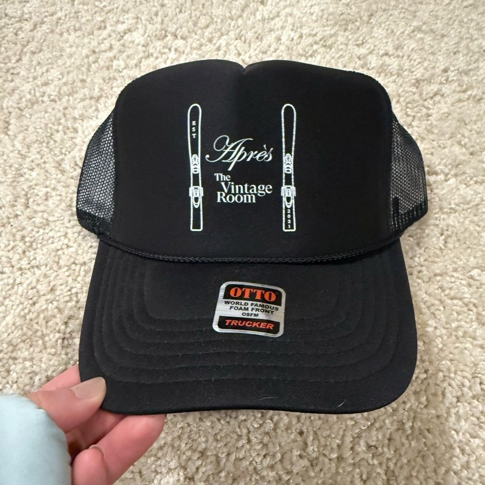 NWOT Après The Vintage Room black foam front trucker hat by Otto